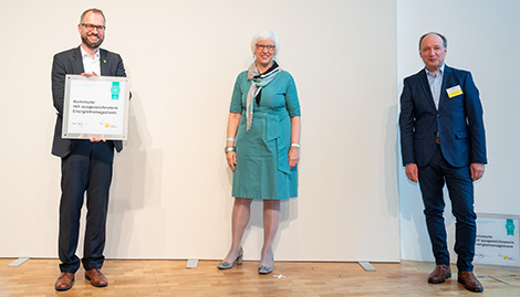 Deißlingens Bürgermeister Ralf Ulbrich nimmt die Auszeichnung von Gudrun Heute-Bluhm entgegen